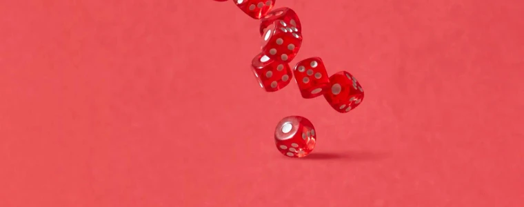 Bàn Roulette với vòng quay ô đỏ đen, ô số 0 màu xanh và các chồng chip cược đặt trên mặt nỉ xanh